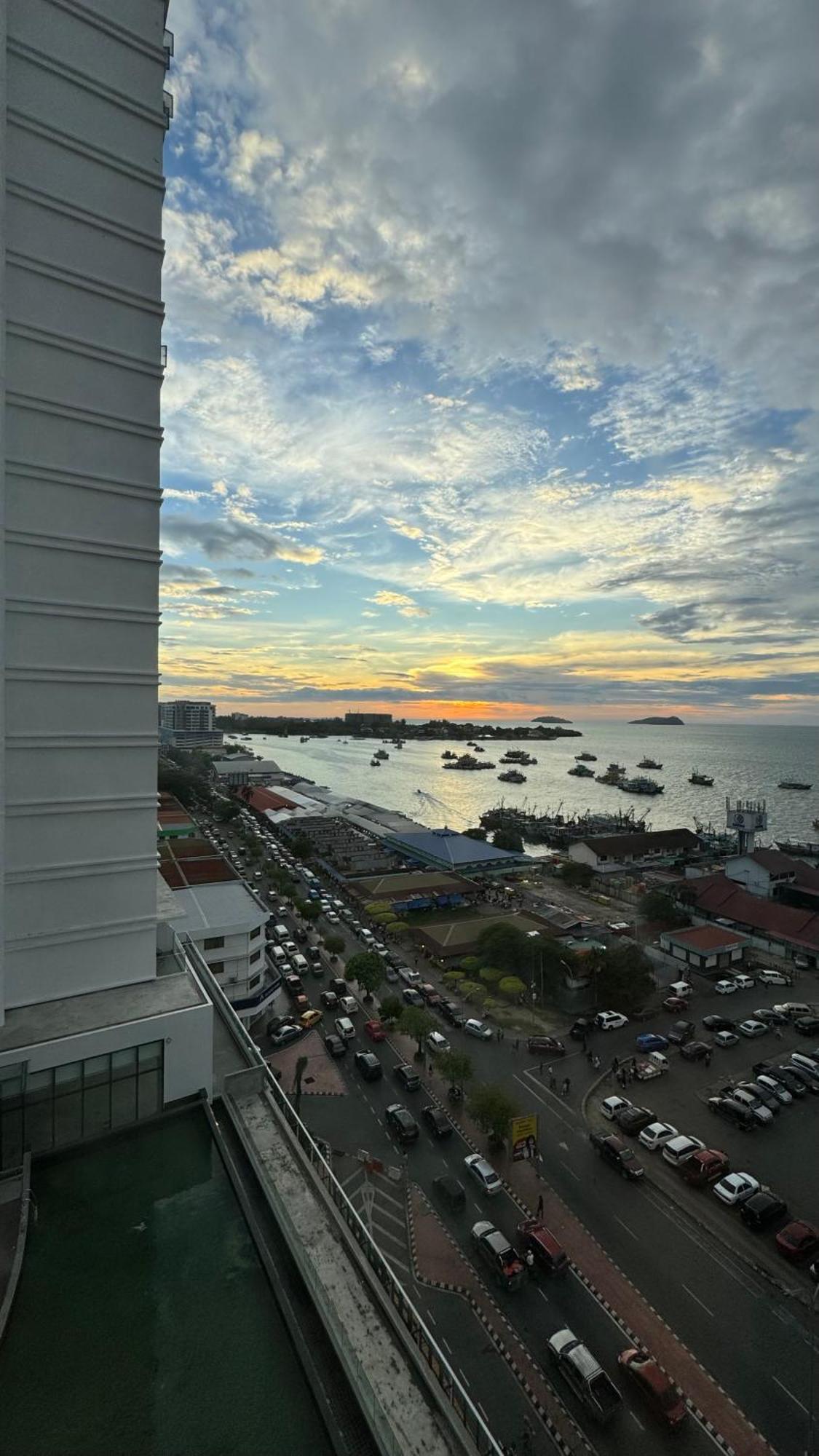 Apartment The Shore City Centre Sea View By Summerset Heavenz *